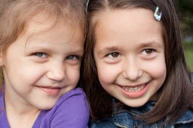 Farklı etnik kökenlere sahip iki küçük kızın yakın çekimi. 