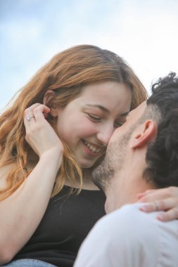 Genç, neşeli ırklar arası çift yaz günü parkta eğleniyor.