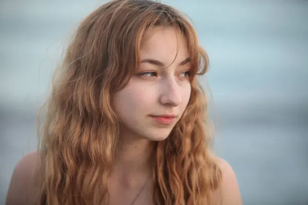 Denizde denize bakan genç bir kadın. portre