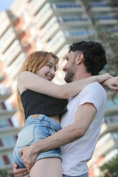 Yaz günü parkta birbirine aşık genç bir çiftin portresi.