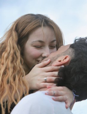 Birbirlerine aşık genç bir çift öpüşüyor.
