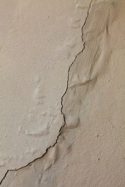 Rutubet yüzünden kabuğu soyulmuş eski bir duvar. Çatlak paslı beton yıpranmış duvar grunge arka planı 