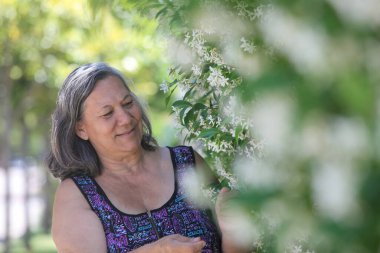 Güneşli yaz gününde evinin yanındaki bahçesinde yaşayan Güney Amerika yerlilerinin portresi.