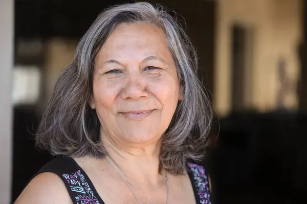 Neşeli guarani 'nin yakın plan portresi. Üst düzey Latin kadın.  