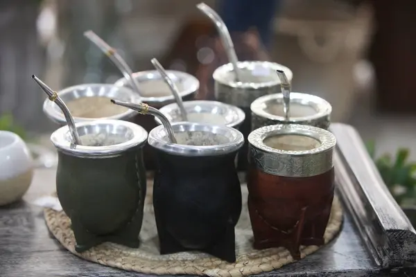  Masanın üzerinde Bombilla ile geleneksel çiftleşmenin çeşitli renklerine yakın çekim