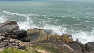 Kayalara çarpan deniz dalgalarının güzel manzarası