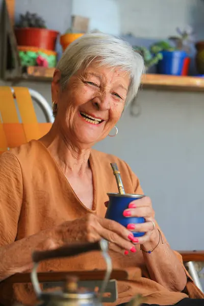 Mutlu son sınıf kadını evde Yerba Mate 'le eğleniyor.