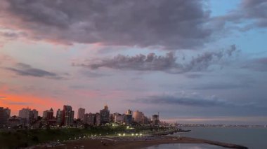 Okyanus ve şehir manzarasının alacakaranlıkta yüksek açılı güzel dramatik gökyüzü. Mar del Plata. Arjantin