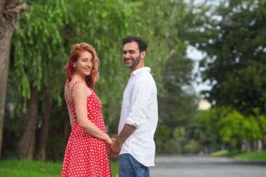 Yaz günü parkta birbirine aşık genç, neşeli, melez bir çiftin portresi.