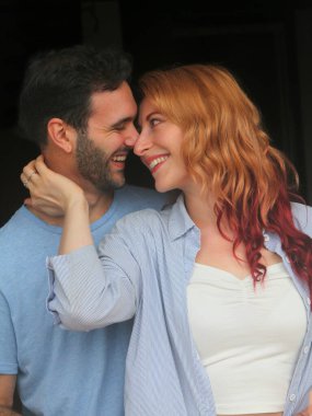 Birbirine aşık genç bir çiftin portresi. Birbirlerine karanlık geçmişleriyle bakıyorlar.