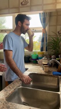 Birbirlerine aşık neşeli bir çift mutfakta birlikte kahvaltı ediyor, gülüyor ve konuşuyor.