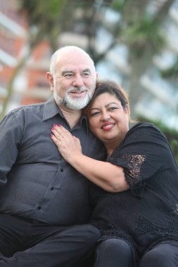  Parkta birbirine aşık, neşeli, olgun Latin bir çiftin portresi.