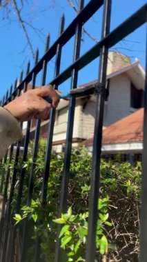 İşçi Metal Çit Siyahını Fırça Yakın plan El Fotoğrafı ile Boyuyor