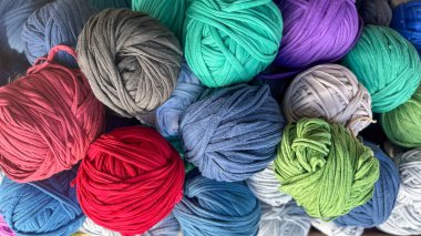  Renkli geri dönüşümlü kumaş iplik topları, ayrıca trapillo ya da totora ipliği olarak da bilinir. Yenilenmiş tekstil ürünlerinden yapılmış. Çevre dostu el sanatları, makrom, tığ işi ve DIY projeleri için ideal.