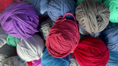  Renkli geri dönüşümlü kumaş iplik topları, ayrıca trapillo ya da totora ipliği olarak da bilinir. Çoğaltılmış tekstil ürünleri, çevre dostu el sanatları ve DIY projeleri için idealdir.