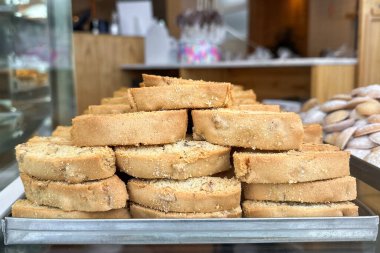  Tepside kırsal bir demet bisküvinin yakın çekimi. Arka plan yumuşakça bulanık, bu da fırın, kafe ya da mutfak ortamını işaret ediyor.