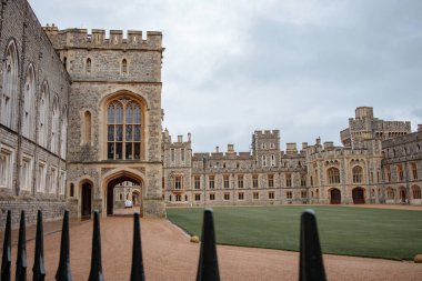 Windsor, İngiltere, 22 Aralık 2022 - Windsor Şatosu 'nda çitli bahçe