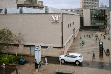 Londra 'daki Ulusal Tiyatro binasının üstündeki Skyline.