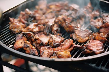 Izgarada cızırdayan et, ızgara domuz pastırması.