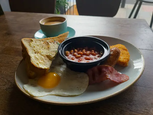 Englisches Frühstück Mit Bohnen Und Wurst Auf Holztisch Pub Stockbild