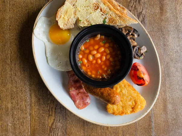 Englisches Frühstück Mit Bohnen Und Wurst Auf Holztisch Pub lizenzfreie Stockfotos