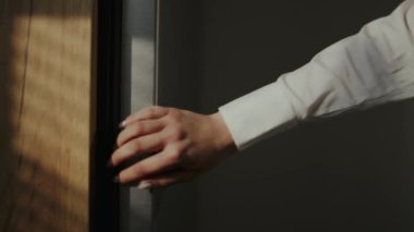 Kadın buzdolabından bir şişe süt çıkarıyor. Yüksek kalite 4k görüntü