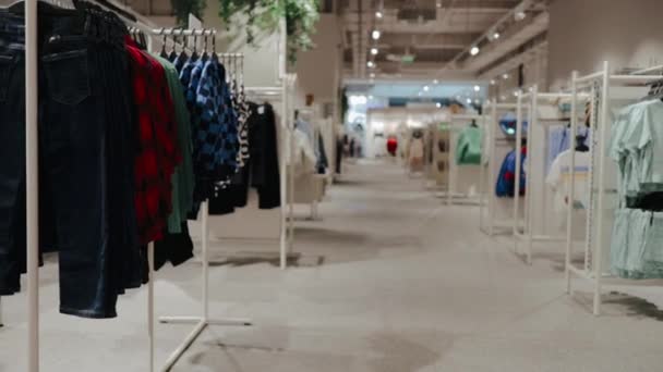 Slow Dolly Empty Clothing Store High Quality Fullhd Footage — Stock Video