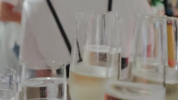 近镜头的玻璃杯与香槟酒在托盘上 优质Fullhd影片 — 图库视频影像