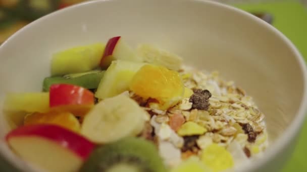 Frau Steckt Verschiedene Früchte Frühstücksflocken Hochwertiges Filmmaterial — Stockvideo
