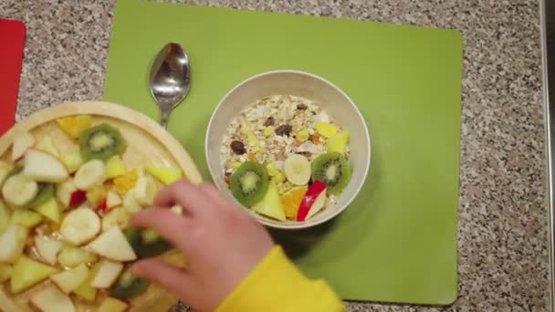 Frau Steckt Verschiedene Früchte Frühstücksflocken Hochwertiges Filmmaterial — Stockvideo
