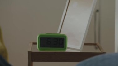 Kadın sabah uyanıp çalar saati durduruyor. Yüksek kalite 4k görüntü