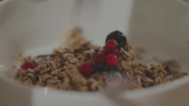 Kahvaltıya yulaf ezmesi koyan bir kadın. Yüksek kalite 4k görüntü