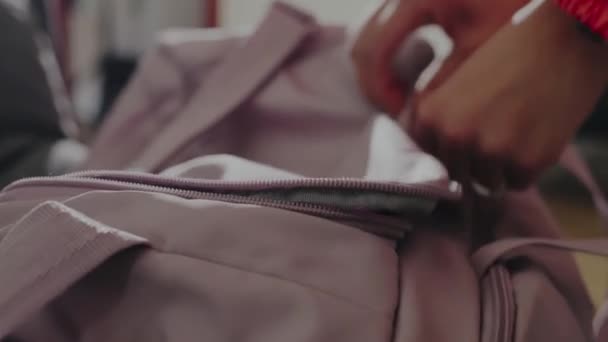 Μια Γυναίκα Που Κουμπώνει Μια Τσάντα Γυμναστηρίου Και Φεύγει Υψηλής — Αρχείο Βίντεο