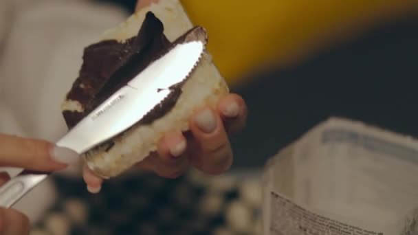 Donna Che Diffonde Cioccolato Vegano Diffuso Cracker Riso Filmati Alta — Video Stock