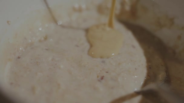 在麦片早餐燕麦之上撒满了大量的榛子 优质Fullhd影片 — 图库视频影像