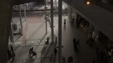 Londra, İngiltere - 20 Kasım 2023: Heathrow Havaalanı, insanlar yürüyor. Yüksek kalite 4k görüntü