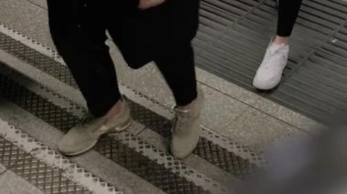 Londra, İngiltere - 21 Kasım 2023: Heathrow Havaalanı koridoru, merdivenlerden çıkan insanlar. Yüksek kalite 4k görüntü