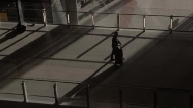 Londra, İngiltere - 20 Kasım 2023: Heathrow Havaalanı, insanlar yürüyor. Yüksek kalite 4k görüntü