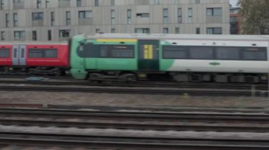 Londra, İngiltere - 22 Kasım 2023: Bir tren penceresinden bakın. 4k görüntü