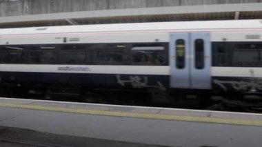 Londra, İngiltere - 22 Kasım 2023 Tren istasyona yanaşıyor. 4k görüntü