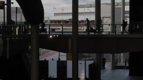 ロンドン イギリス 2023年11月20日 ヒースロー空港 人々が歩いている 高品質の4K映像 — ストック動画