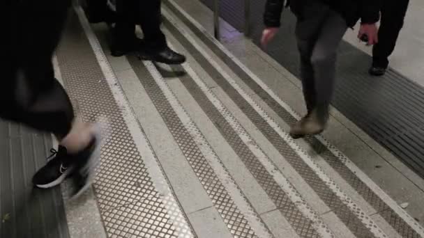 ロンドン イギリス 2023年11月21日 ヒースロー空港の廊下 階段を歩く人々 高品質の4K映像 — ストック動画