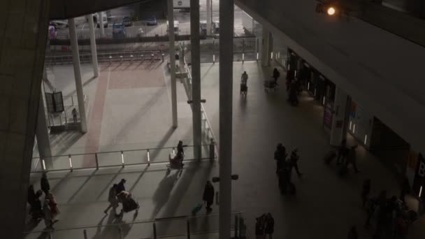 Londen Engeland November 2023 Heathrow Airport Mensen Lopen Hoge Kwaliteit — Stockvideo