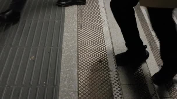 Londra Ngiltere Kasım 2023 Heathrow Havaalanı Koridoru Merdivenlerden Çıkan Insanlar — Stok video