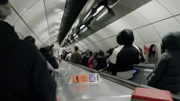 Londres Inglaterra Novembro 2023 Heathrow Aeroporto Corredor Pessoas Montando Escada — Vídeo de Stock