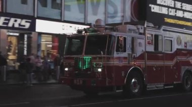 New York City İtfaiye Teşkilatı gece Times Meydanı 'nda 