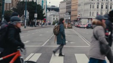 Viyana, Avusturya, 28 Kasım 2024, yayalar caddeyi geçiyor. Yüksek kaliteli FullHD görüntüler