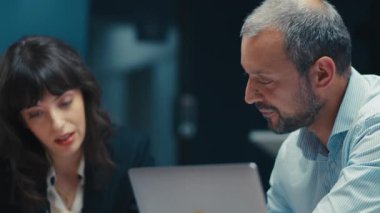 Ofis toplantısında proje detaylarına odaklanmış kıdemli bir çalışan. Modern bir iş ortamında yakın çekim. Tecrübe, liderlik ve kurumsal takım çalışması kavramı.