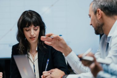 İki Kafkasyalı iş arkadaşı, hafif ve rahat bir atmosferde bir projeyi tartışarak dostça bir beyin fırtınası yapıyorlar. İşbirlikçi toplantı profesyonel bir ortamda pozitif işyeri dinamikleri ve yaratıcı takım çalışmalarını gözler önüne seriyor.