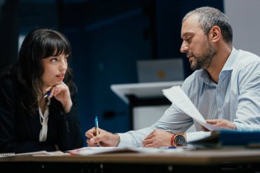 İki Kafkasyalı iş arkadaşı, hafif ve rahat bir atmosferde bir projeyi tartışarak dostça bir beyin fırtınası yapıyorlar. İşbirlikçi toplantı profesyonel bir ortamda pozitif işyeri dinamikleri ve yaratıcı takım çalışmalarını gözler önüne seriyor.